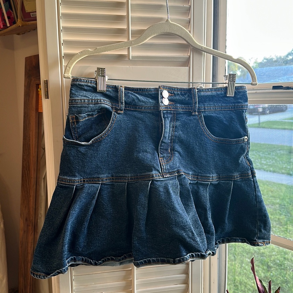 Y2K style mini skirt
